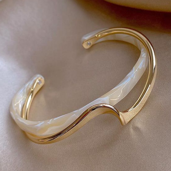 Phoebe - Elegant Gold Opal Bracelet