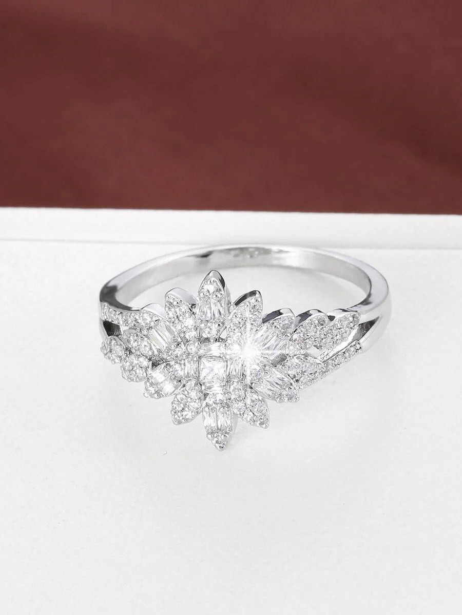Ophelia – Elegant crown-style ring with refined sparkle